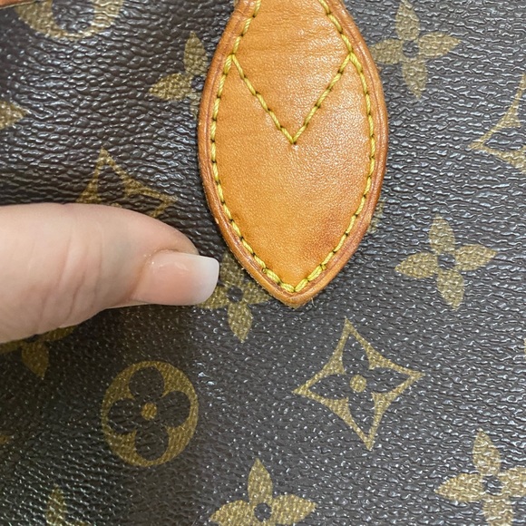 Louis Vuitton - Picture 4 of 5
